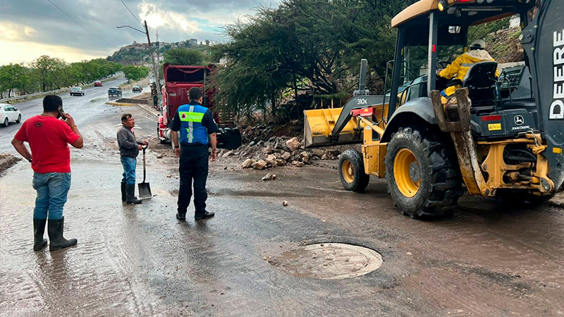 Lluvias arrastra carros y basura en Querétaro; no hay víctimas  
