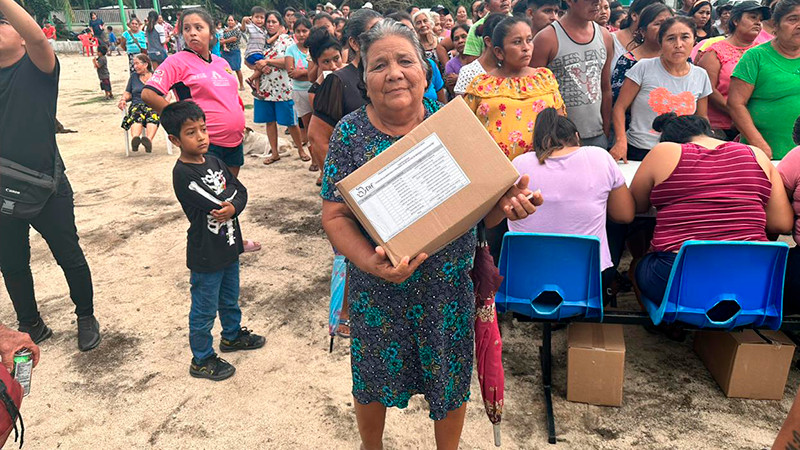 Gobierno de Michoacán entrega ayuda a familias afectadas por huracán Beatriz