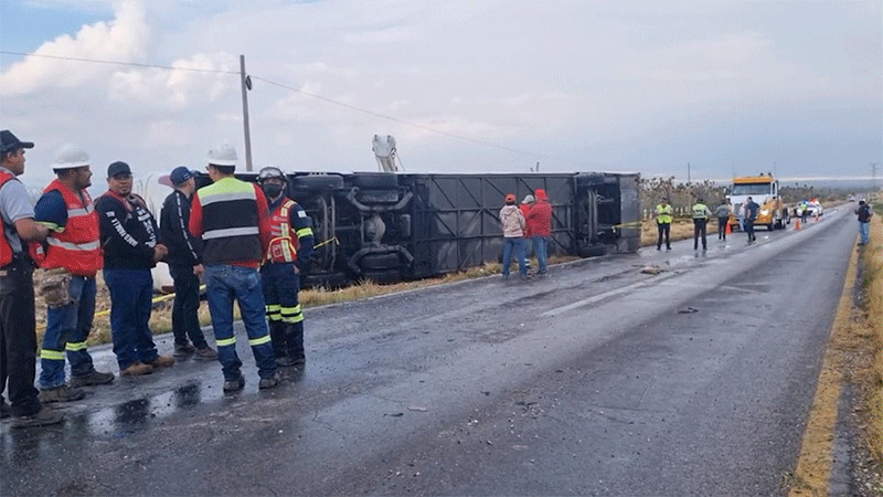 Volcadura de camión de pasajeros en Zacatecas deja ocho personas sin vida y 30 heridos 