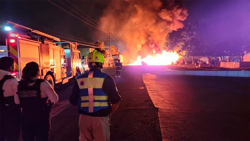 Arde empresa de pet y cartón en Querétaro Park 