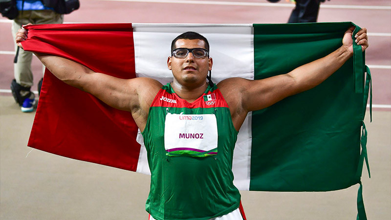  Uziel Muñoz gana oro en lanzamiento de bala; baja del podio y le pide matrimonio a su novia 