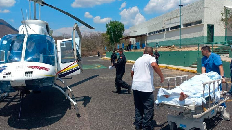 SSP traslada de emergencia a paciente con complicaciones en su embarazo, de Carácuaro a Morelia 