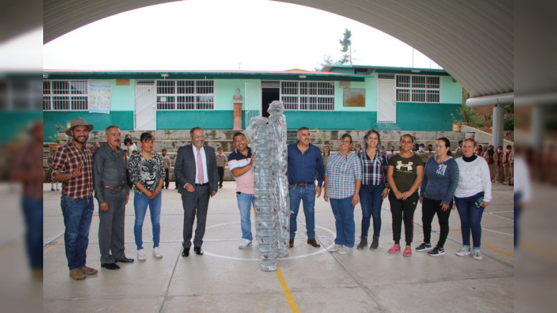 Presidente Municipal de Cd. Hidalgo entrega 2 rollos de malla ciclónica a primaria