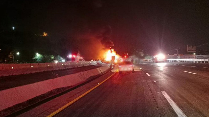 Autopista México-Querétaro cerrada por incendio de tráileres  