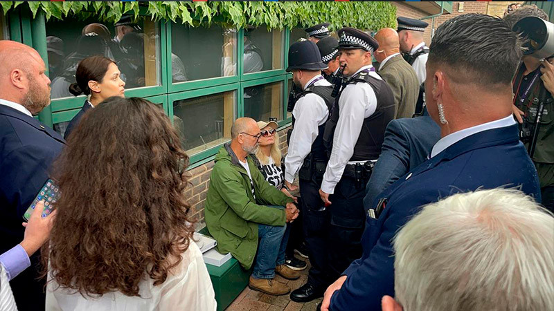 Manifestantes interrumpen un partido de Wimbledon con confeti y son detenidos por allanamiento 