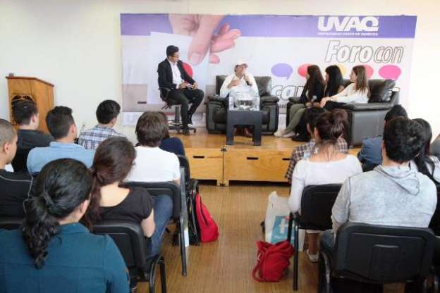 Alfonso Martínez Alcázar se reúne con estudiantes de la UVAQ 
