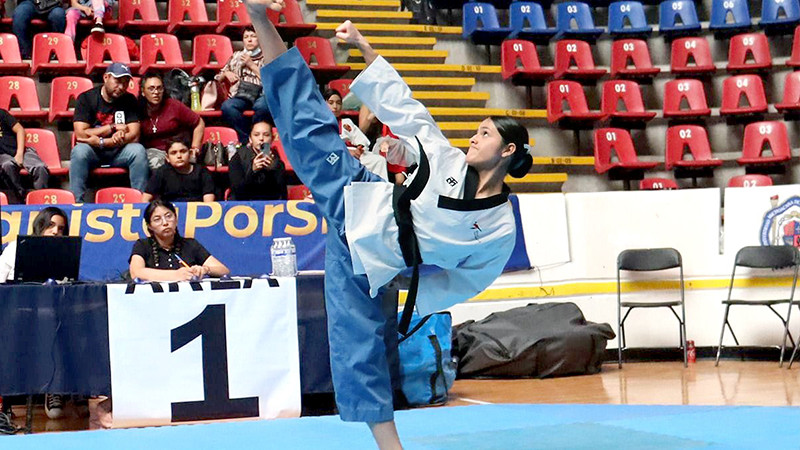 Alumna del Conalep Uruapan conquista presea de bronce en Taekwondo