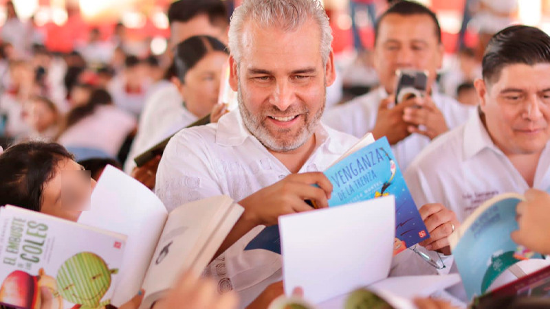 Bedolla fortalece históricamente la educación en Apatzingán  