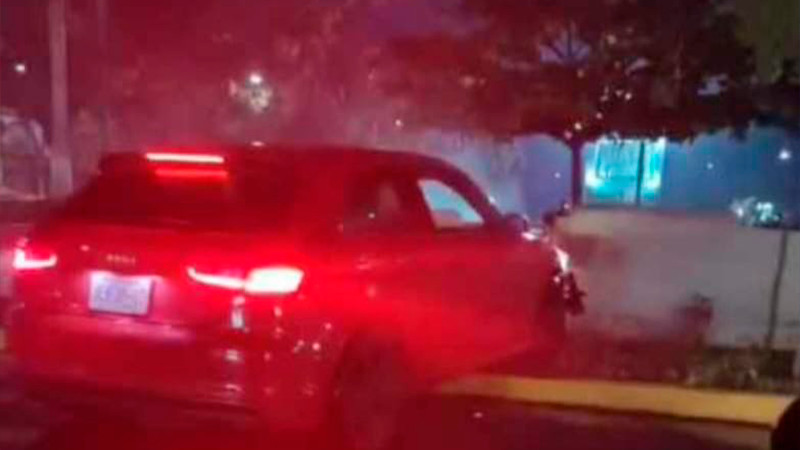 Choca con su vehículo contra banca de la Plaza Principal de Apatzingán, Michoacán; el conductor presuntamente iba ebrio