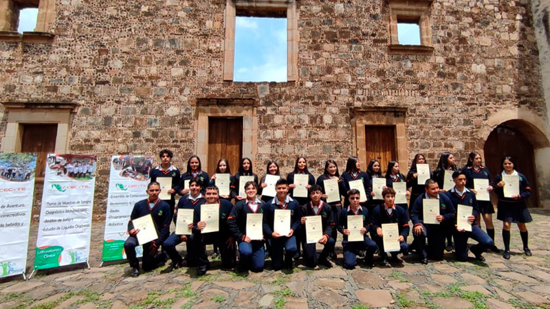 Egresados del Cecytem, comprometidos a trabajar por su comunidad