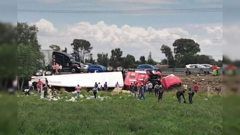 Tras volcadura de tráiler en la autopista Celaya-Querétaro, se desata rapiña