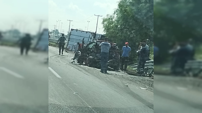Tras volcadura de tráiler en la autopista Celaya-Querétaro, se desata rapiña
