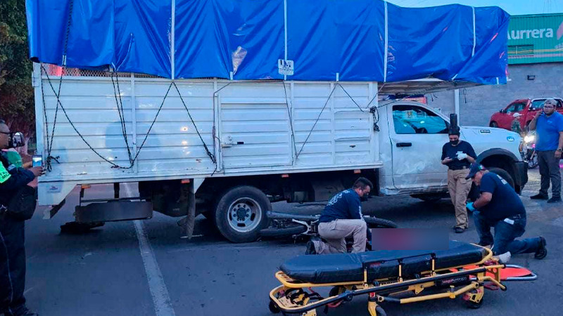 Motociclista fallece tras estrellarse contra camioneta, en Zamora, Michoacán 