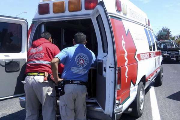 Lesionados cuatro normalistas tras volcar camioneta que robaron, en Nahuatzen, Michoacán 