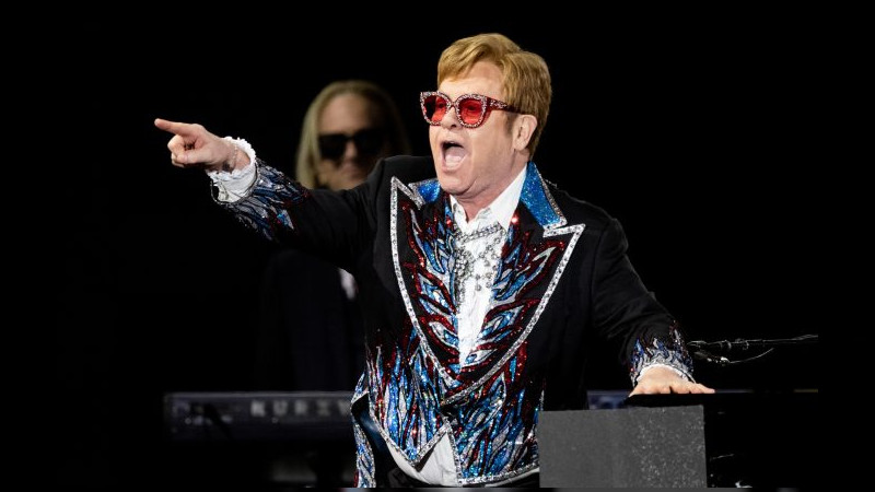 Se despide Elton John de los escenarios, con concierto en Suecia 