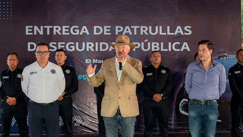 Enrique Vega entrega patrullas en Zibatá, como parte de la campaña "Confío En Mi Policía"