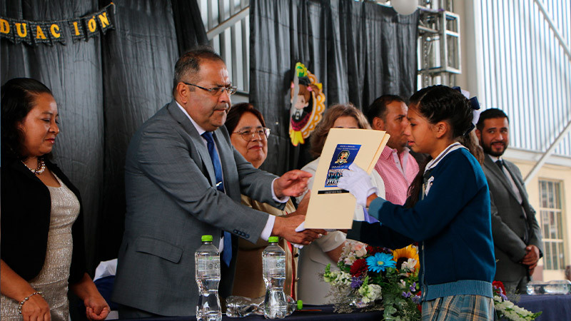 Presidente municipal de Ciudad Hidalgo asiste a evento de clausura de tres centros educativos  