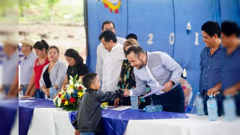 Llama Reyes Galindo a continuar con el impulso a la educación para generar mejores condiciones en Tierra Caliente