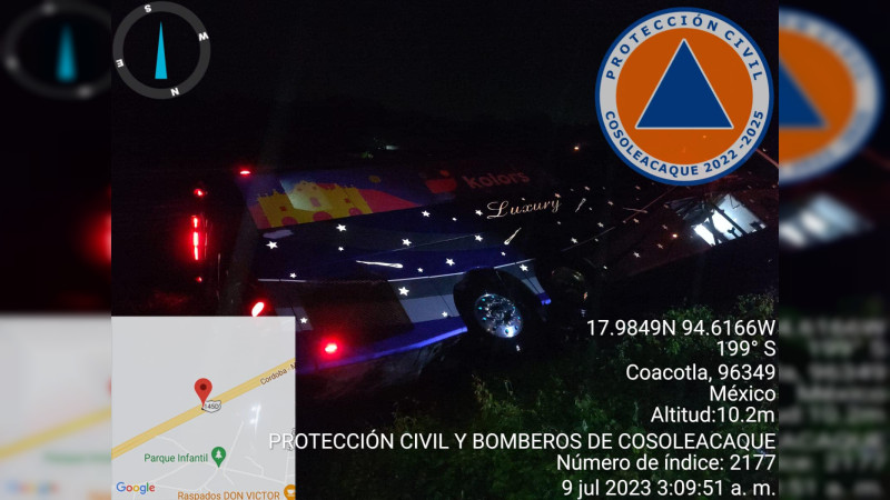 Intentan asaltar autobús de pasajeros y termina volcado, en Veracruz