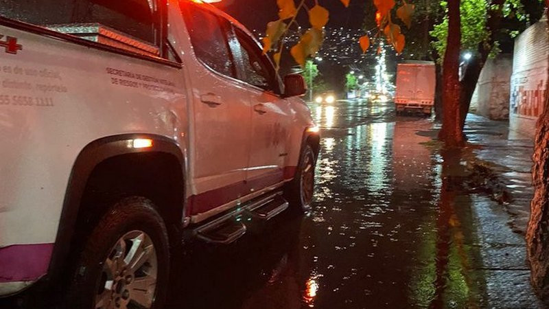 Lluvias torrenciales en la CDMX dejan encharcamientos, árboles caídos y suspensión del Metrobús 