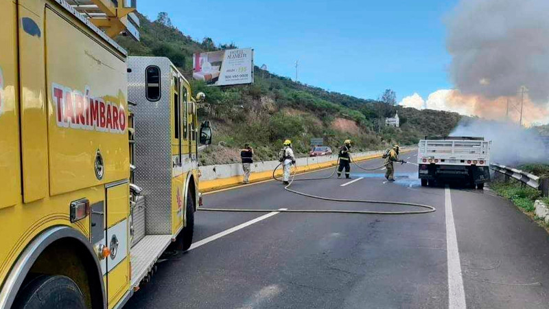 Se incendia camioneta en la Morelia, Salamanca, por presunta falla mecánica 