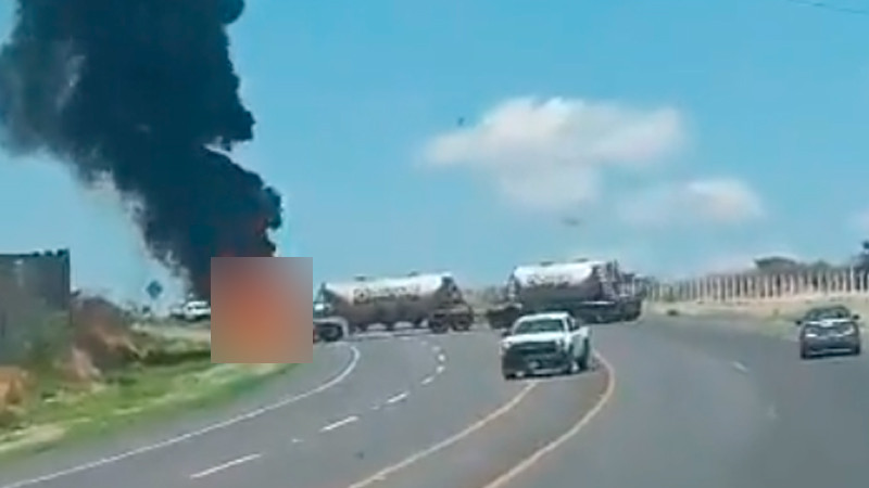 Usan vehículos incendiados para bloquear caminos en Jalisco; hay un conductor desaparecido 