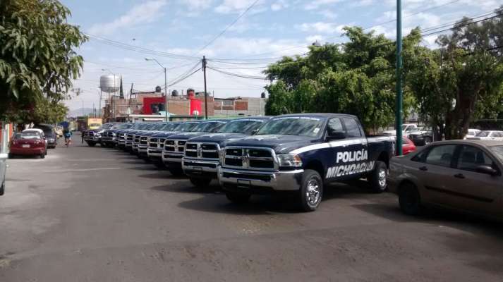 Sujetos encapuchados disparan y roban patrulla a policías en Nahuatzen, Michoacán 