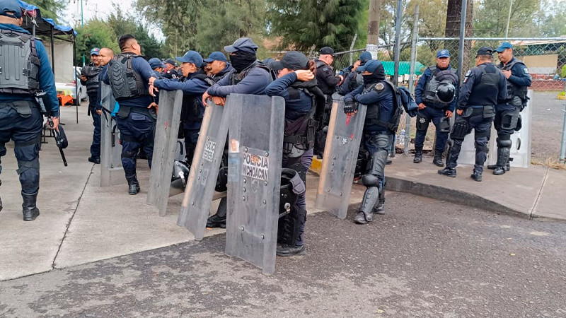 Elementos de Policía Michoacán resguardan auditorio de la CNTE 