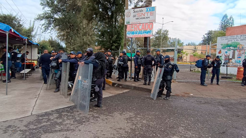 Elementos de Policía Michoacán resguardan auditorio de la CNTE 