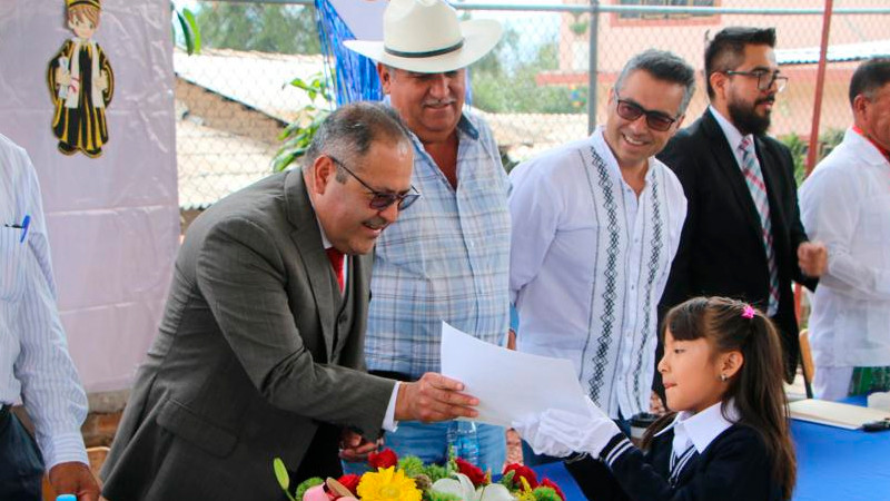 Presidente municipal de Cd. Hidalgo asiste a clausura de la Primaria “Francisco I. Madero”, en Huaniqueo 