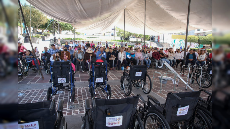 Entrega DIF Michoacán aparatos funcionales a población vulnerable