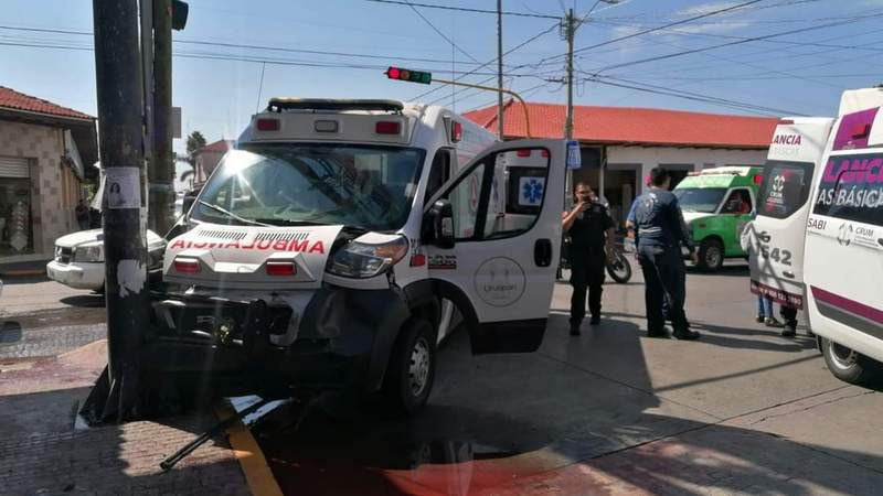Colisiona ambulancia con vehículo en Uruapan; dos paramédicos resultan heridos
