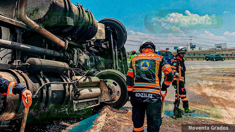 Vuelca tráiler en la carretera a Peña de Bernal y en la México-Querétaro; no hay heridos  