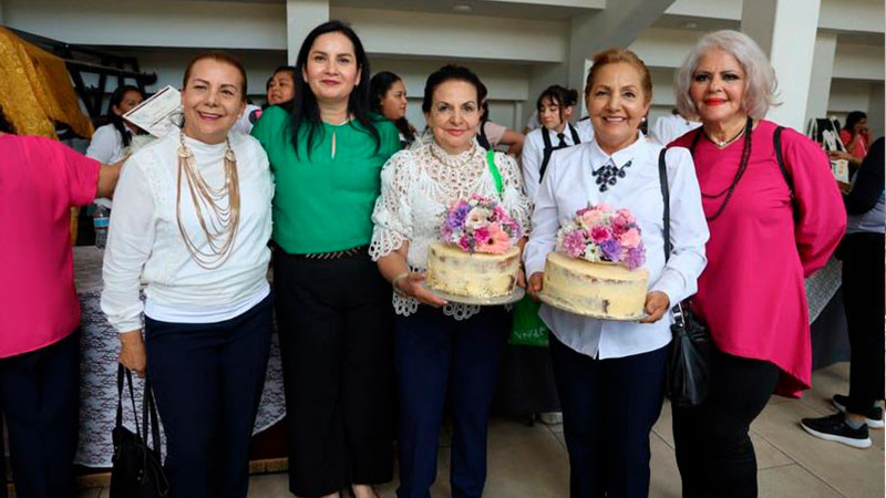 Yadira Ramírez acompaña a graduados de Academias y Cecades en Uruapan