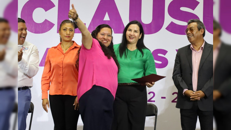 Yadira Ramírez acompaña a graduados de Academias y Cecades en Uruapan