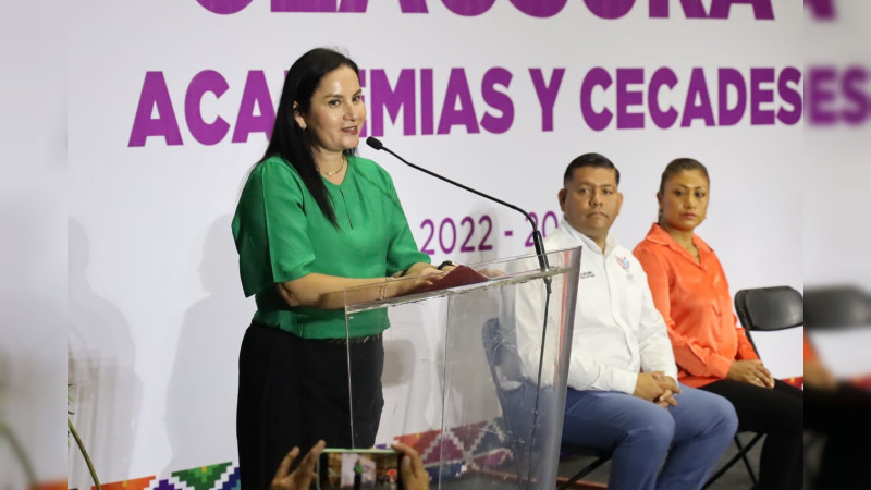 Yadira Ramírez acompaña a graduados de Academias y Cecades en Uruapan