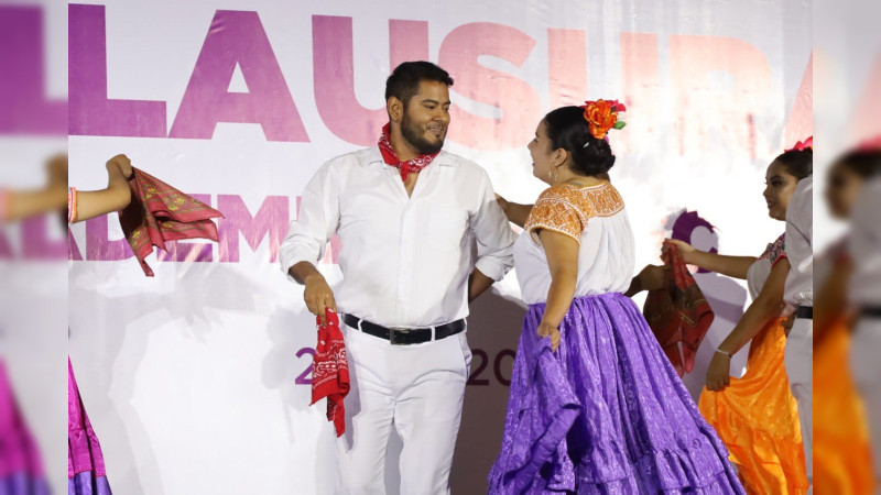 Yadira Ramírez acompaña a graduados de Academias y Cecades en Uruapan