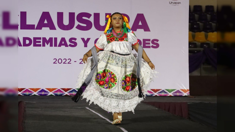 Yadira Ramírez acompaña a graduados de Academias y Cecades en Uruapan