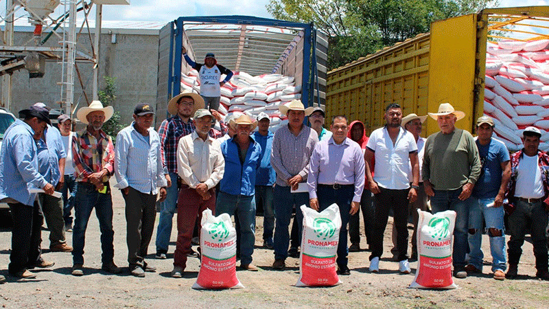 Entrega Bladimir González fertilizantes a productores tarimbarenses
