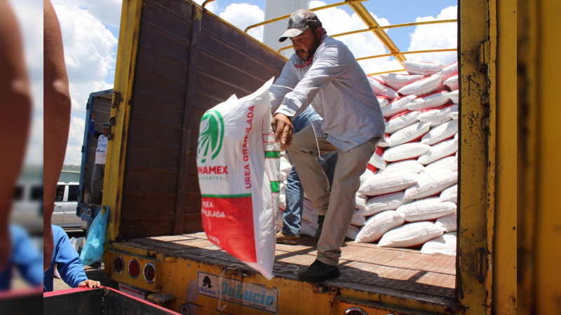 Entrega Bladimir González fertilizantes a productores tarimbarenses