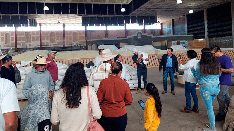 Entrega Sader minerales orgánicos a productores agrícolas 