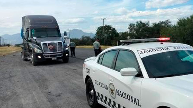 En Nuevo León detienen a operador de camión; llevaba 55 mil litros de diésel son documentación 
