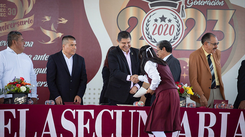 Acompaña Nacho Campos a 380 alumnos que se graduaron de la ETI 30 