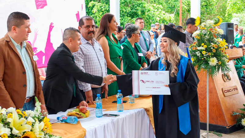Listos para el mercado laboral más de 5 mil egresados del Cecytem