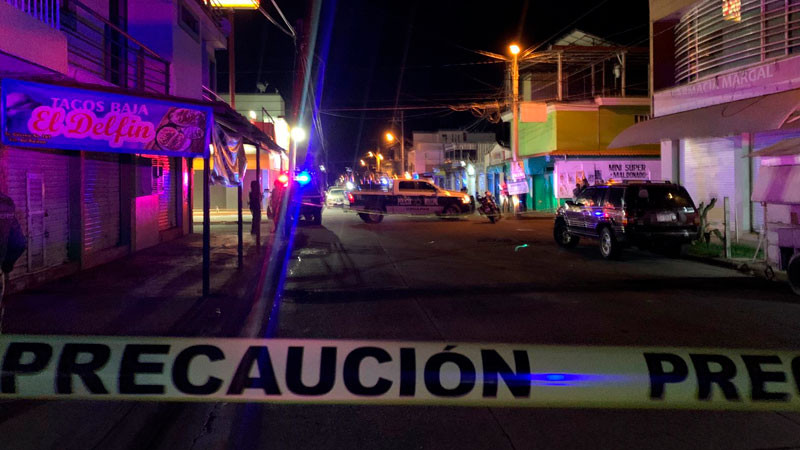 En Uruapan asesinan a chofer de un automóvil afuera de un OXXO 