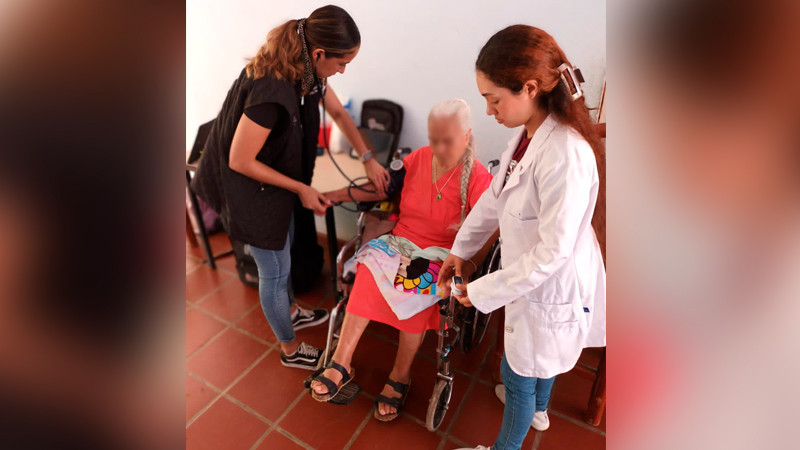 Acerca SSM servicios médicos a adultos mayores de Apatzingán 
