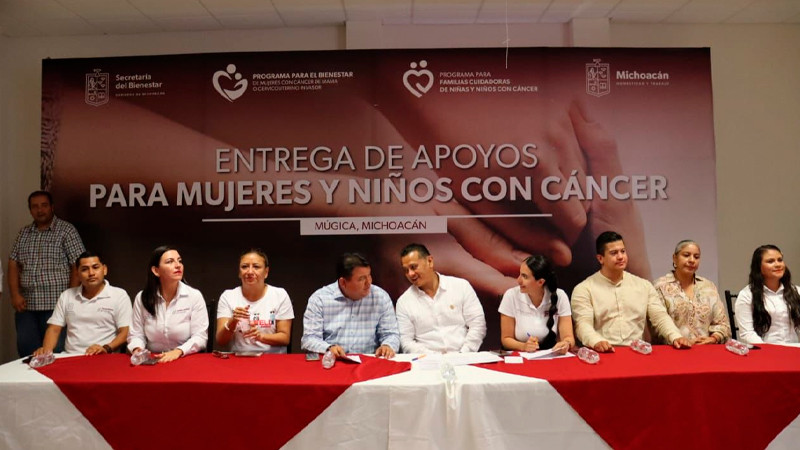 Tierra Caliente recibe apoyos económicos para mujeres y niños con cáncer 