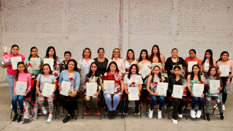 Capacitó Icatmi a 24 mujeres de Tarímbaro, en estilismo