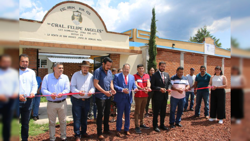 José Luis Téllez Marín, inauguró los trabajos de construcción de la barda perimetral de la Escuela Primaria General Felipe Ángeles de la Venta