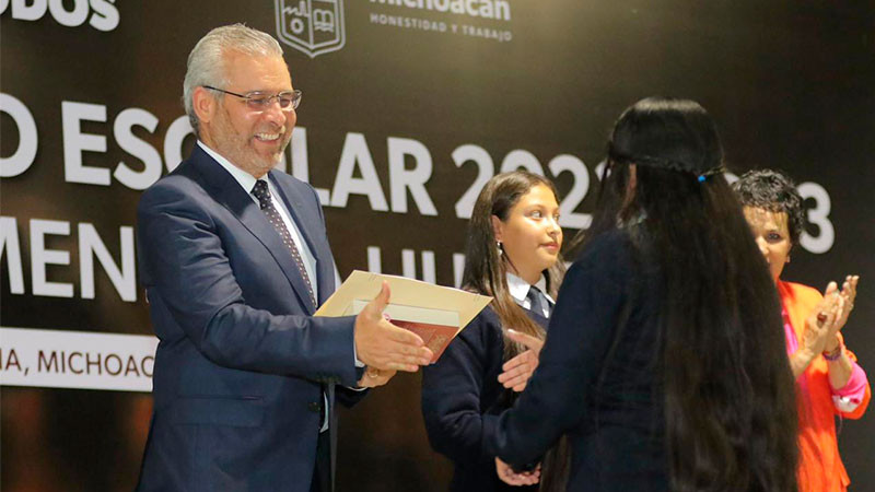 Ciclo escolar completo, gracias a la fuerza y vocación de las y los maestros: Bedolla